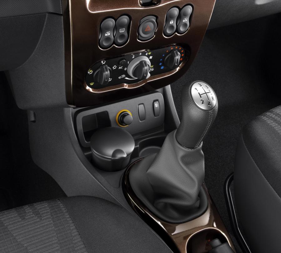 Детали интерьера Dacia Duster 2010 года  (фото 16 из 66)
